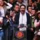 Iván Cepeda discursa diante de apoiadores durante a eleição presidencial colombiana de 2026.