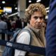 Turista espanhola aparece no Aeroporto Internacional de Guarulhos após ser presa por suspeita de injúria racial contra funcionários da Latam durante o desembarque de um voo.