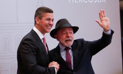 Presidente Luiz Inácio Lula da Silva cumprimenta o presidente do Paraguai, Santiago Peña, durante a Cúpula do Mercosul, em imagem que simboliza a agenda de integração regional.