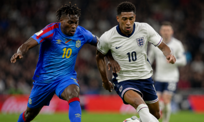 Jogadores da República Democrática do Congo e da Inglaterra disputam a bola durante partida da Copa do Mundo de 2026, representando o confronto pelas oitavas de final em Atlanta.