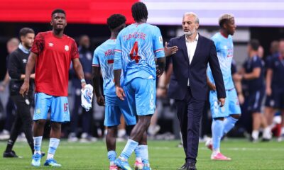 Técnico Sébastien Desabre cumprimenta jogadores da República Democrática do Congo após a eliminação para a Inglaterra nas oitavas de final da Copa do Mundo de 2026.